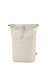 Beige roll-top rugzak gemaakt van duurzaam materiaal. Beschikt over een ritssluiting, een centrale schouderband en een minimalistisch logo aan de voorkant.