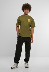 Market SMILEY ARC - T-shirts print - kelp