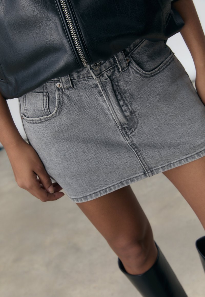 Jupe En Denim Noir Stradivarius - Taille 34 - Occasion En Parfait état - Style Jean's