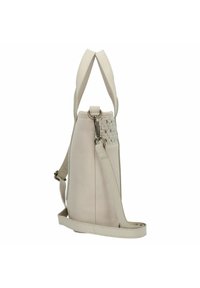 Kreuzkörpertasche aus hellbeigem Leder mit Geflechtsdetail, strukturierter Form, verstellbarem Riemen und polierten Hardware-Elementen.