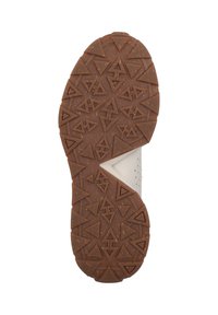 Suela de zapato de goma con un patrón texturizado marrón que presenta triángulos y líneas. La parte superior muestra un diseño perforado en blanco.