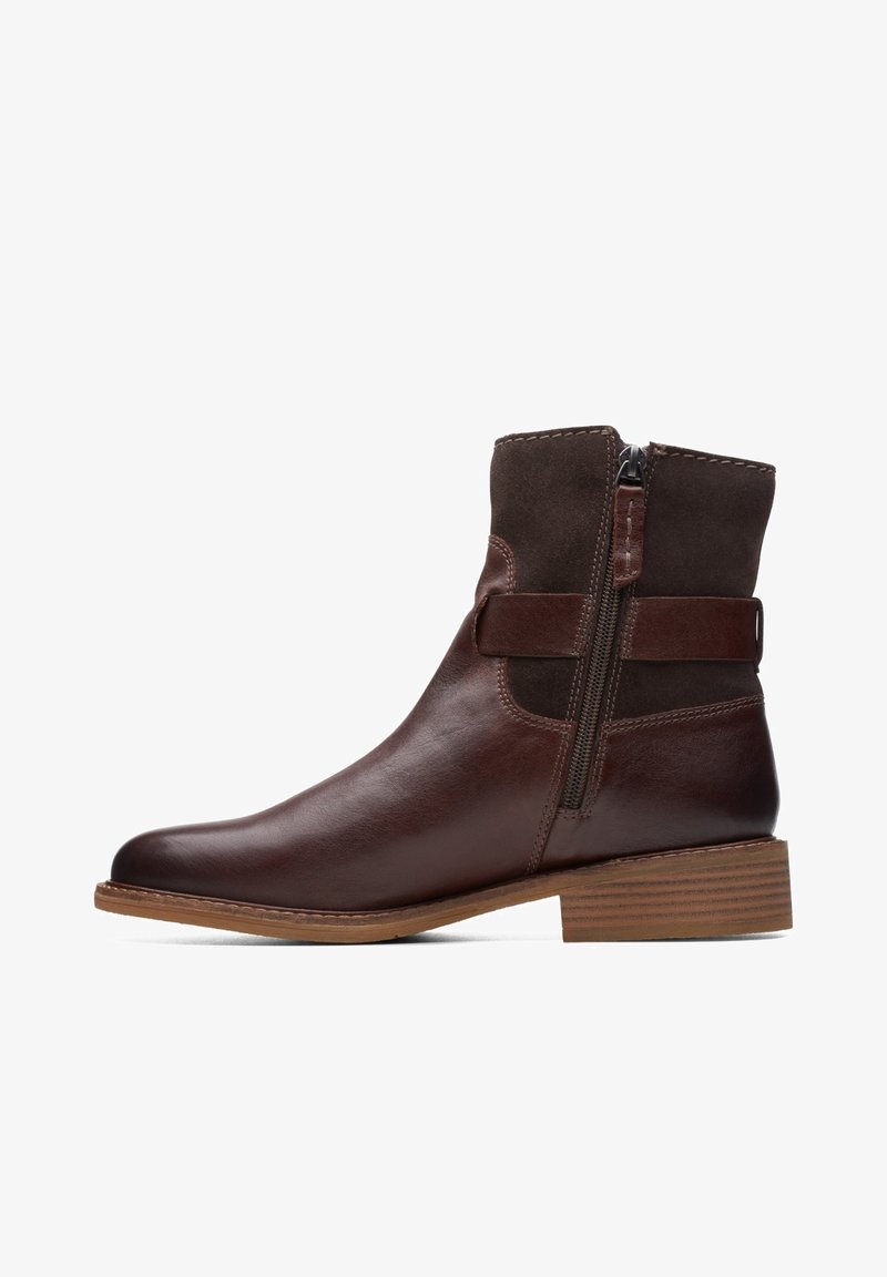 Braune Leder- und Wildleder-Ankle Boots mit seitlichem Reißverschluss, Riemendetail und niedrigem, gestapeltem Holzabsatz.