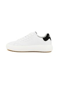 Sneakers bianchi con una parte superiore in pelle liscia, punta rotonda e suola in gomma spessa. Dettaglio nero sul tallone e logo sottile sul lato.