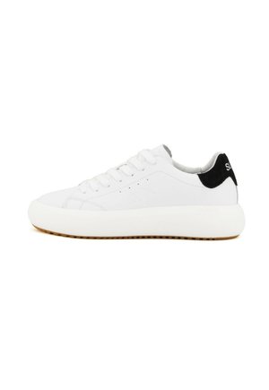 Sneakers bianchi con una parte superiore in pelle liscia, punta rotonda e suola in gomma spessa. Dettaglio nero sul tallone e logo sottile sul lato.