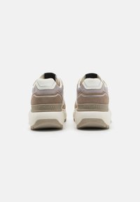 Sko med en kombinasjon av grå, beige og hvit semsket skinn og mesh. Har et fremtredende logo, rund form og polstret krage.