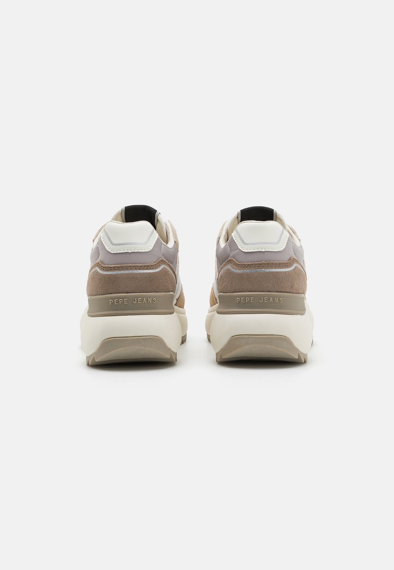 Zapatillas deportivas en una combinación de ante y malla en gris, beige y blanco. Presentan un logotipo prominente, forma redondeada y un cuello acolchado.