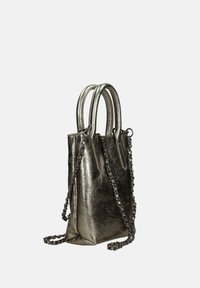 Borsa argentata metallizzata con doppi manici e tracolla a catena. Texture liscia con finitura stropicciata, caratterizzata da una base quadrata.