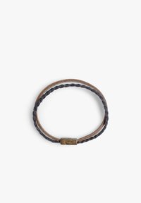 Pulsera de doble capa con una banda de cuero trenzado negro y una banda de cuero marrón suave, asegurada por un cierre metálico.