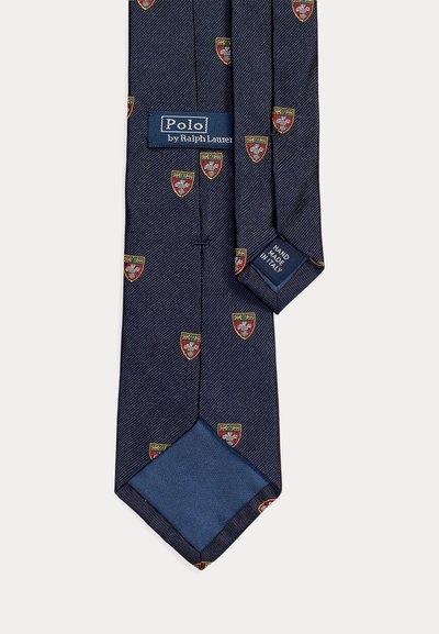 Σκούρο μπλε γραβάτα Polo από Ralph Lauren με μικρά κόκκινα και χρυσά μοτίβα ασπίδας, με ετικέτα χειροποίητο στην Ιταλία.