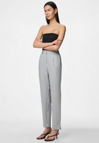 Gai pelēki piegriezti bikses ar taisnu siluetu, ar priekšējiem krokām, pogu aizdari un sānu šķelumiem apakšējā malā.