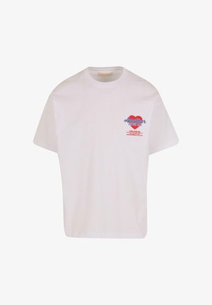 Biała bawełniana koszulka z krótkim rękawem, z czerwoną i niebieską grafiką na lewej piersi, na której widnieje napis "Another Cotton Lab."