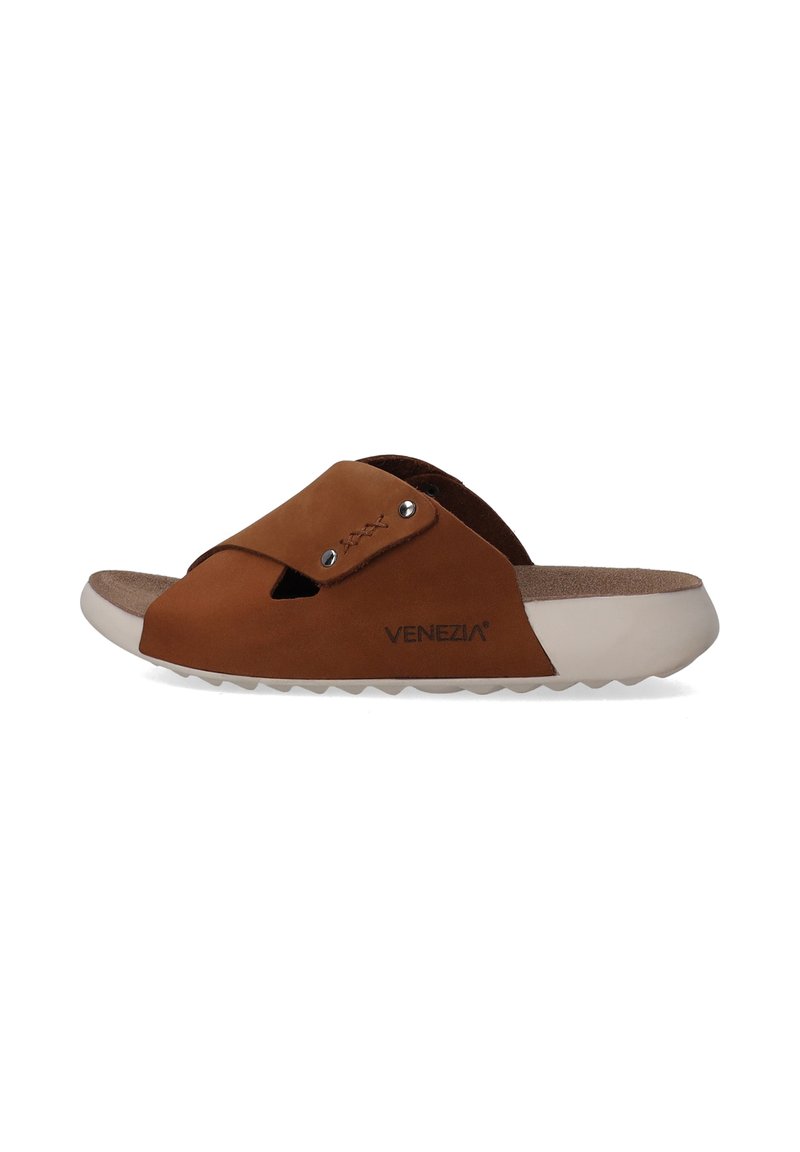 Bruine suède slip-on sandalen met uitsnijdingen, logodetail en een gestructureerde beigekleurige rubberen zool met een zigzag patroon.