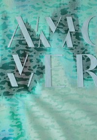 Textilie s gradientem v zelené a aqua, obsahující velká bílá písmena tvořící slovo "AMIVER" na texturovaném, abstraktním pozadí.