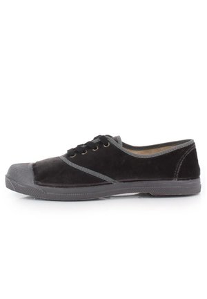 Zapatillas de ante negro con acentos grises, diseño con cordones, puntera de goma y suela texturizada. Presenta detalles de costura discretos.