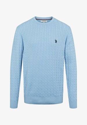 Jasnoniebieski sweter z dzianiny w warkocze, z żeberkowym okrągłym dekoltem i mankietami. Ma małe, czarne haftowane logo na piersi.