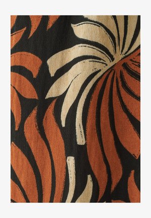 Tekstil s hrabrim cvjetnim uzorkom u rđastoj, krem i crnoj boji. Sadrži velike, zakrivljene listove s kontrastnim obrubima i teksturiranu tkaninu.