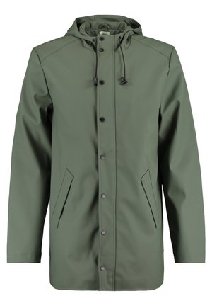 Olivgrüne wasserdichte Jacke mit Kapuze, Druckknöpfen und Seitentaschen. Sie verfügt über eine glatte Textur und einen verstellbaren Kordelzug.
