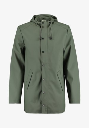 Giacca impermeabile verde oliva con cappuccio, bottoni a pressione e tasche laterali. Presenta una superficie liscia e un cordoncino regolabile.