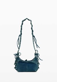 Bolso de hombro de mezclilla con forma curva, detalles decorativos de nudos en las correas y acentos fruncidos a lo largo de los lados. Color azul profundo.