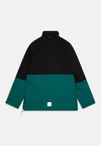 Giacca pullover verde e nera con colletto alto, caratterizzata da blocchi di colore a contrasto e un piccolo dettaglio del logo quadrato sul retro.