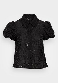 Blouse noire à manches courtes avec manches bouffantes, motif en dentelle florale ajourée, fermeture à boutons sur le devant et col pointu.