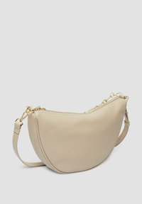 Beige Leder Schultertasche in Halbmondform. Mit einem Reißverschlussverschluss und einem mit Ketten akzentuierten Tragegurt, strukturierten Oberfläche und glatten Kanten.