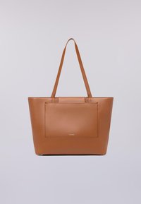 Borsa tote in pelle marrone con una superficie liscia, caratterizzata da una tasca frontale, due manici lunghi e un design minimalista.