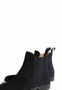Wildleder Chelsea-Stiefel in dunkelblau, mit elastischen Seiteneinsätzen, abgerundeten Spitzen und Ziehlaschen für einfaches An- und Ausziehen. Glatte Gummisohlen.
