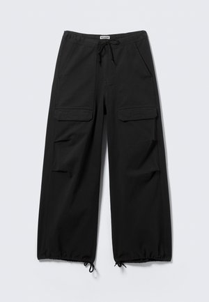 Pantalon cargo noir à jambes larges avec poches à rabat à l'avant, taille à cordon de serrage et cordons réglables aux ourlets.