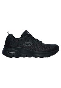 Zapatillas deportivas negras con una parte superior de malla texturizada, suela acolchada y un logo de marca en el costado. Punta redondeada y diseño de cordones.