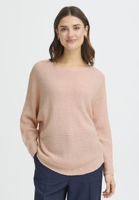 Pull en maille rose clair à coupe décontractée, col bateau et manches longues, avec une texture côtelée et des rayures horizontales subtiles.