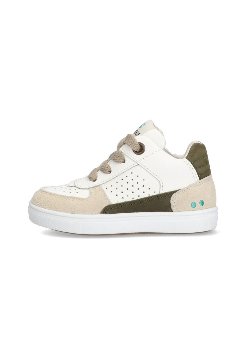Baskets blanches et vert olive avec des accents en daim, côtés perforés, lacets beiges et semelle blanche. Présente des petits détails turquoise à l'arrière.