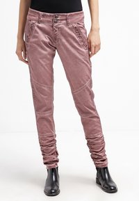 Rosa, slim-fit byxor med en rynkig textur, dekorativ sido-söm och knäppning. Har samlade muddar och slät tyg.