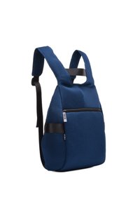 Mochila de malla azul con una forma estructurada, que cuenta con un bolsillo con cremallera en la parte frontal y correas ajustables negras. Textura suave con un diseño transpirable.