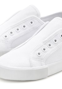 Weisse Canvas-Slipper mit sechs Ösen, strukturiertem Stoff und weissen Gummisohlen mit geripptem Rand.