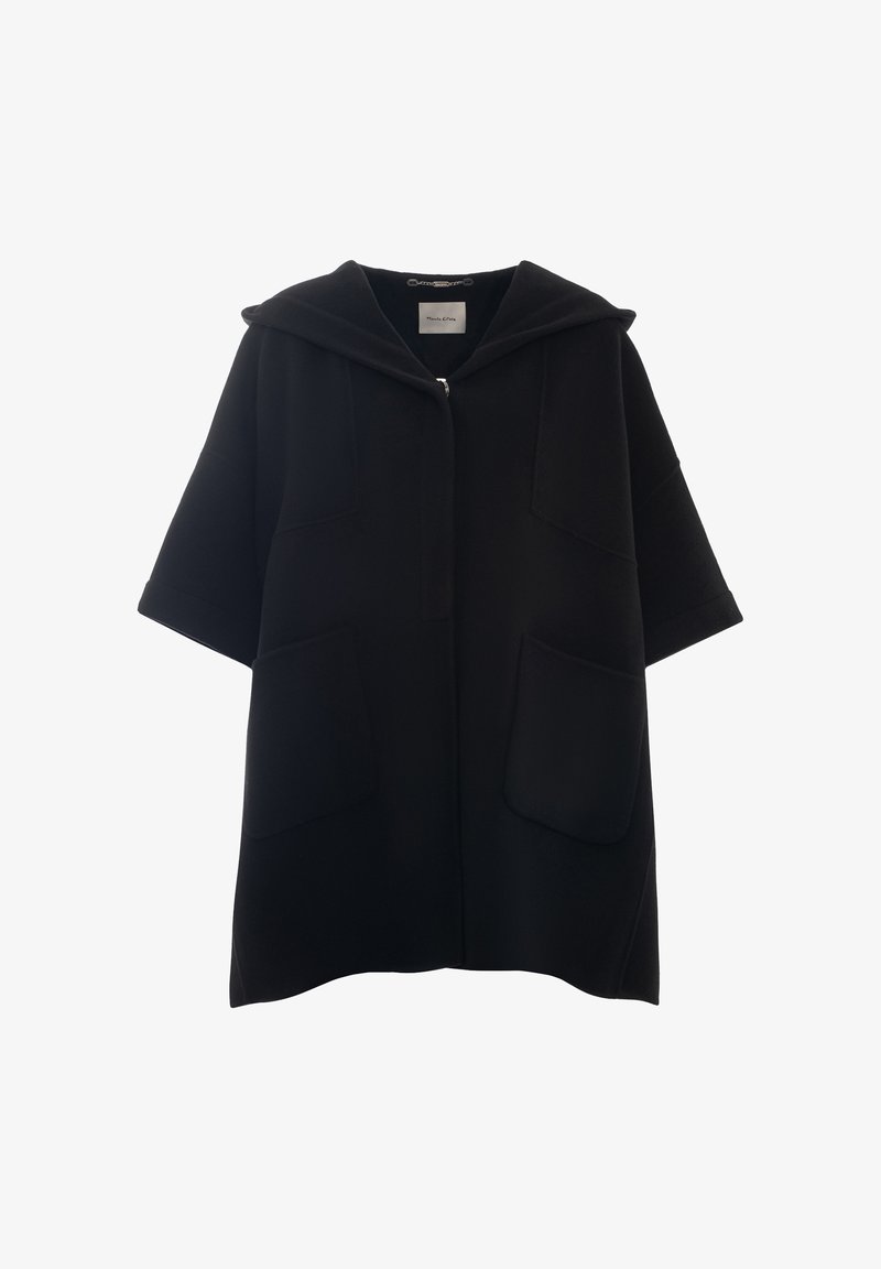 Cappotto nero oversize con cappuccio, chiusura a zip e due tasche frontali a toppa. Realizzato in tessuto morbido, presenta una silhouette rilassata e maniche corte.