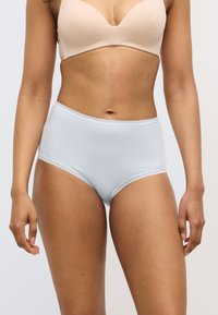 Γαλάζια εσώρουχα με ψηλή μέση, κατασκευασμένα από απαλό ύφασμα, με λεπτή δαντέλα στη μέση και στα ανοίγματα των ποδιών.