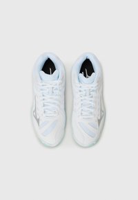 Baskets blanches de sport avec une tige en maille texturée, des accents bleu clair, un logo argenté et une semelle rembourrée avec une semelle extérieure translucide.
