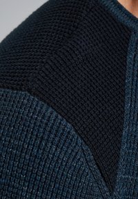 Strickpullover aus einer Mischung aus dunkelblauem und marineblauem Material. Strukturiertes Muster mit ausgeprägter Panelierung und kontrastierenden Webarten. Rundhalsausschnitt.