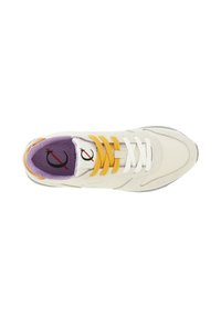 Zapatilla de color claro con parte superior texturizada y cordones en blanco, beige y amarillo. Cuello acolchado morado y detalle de plantilla con marca.