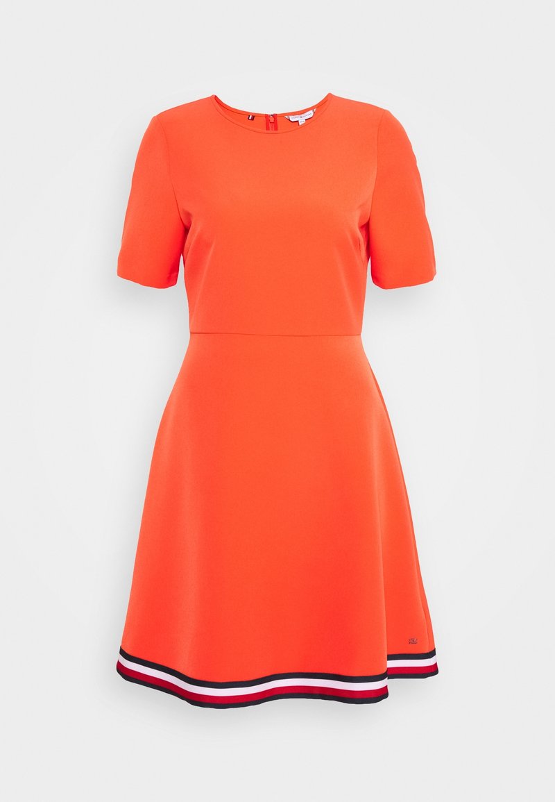 Robe droite orange vif à manches courtes, col rond, taille cintrée et ourlet rayé noir, blanc et rouge.