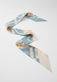 Silkkihuivi sinisessä, beigen ja kullan sävyssä, jossa on geometrisia kuvioita. Huivissa on terävä pää ja siinä on "Furla"-logo. Pehmeä pinta ja sileä viimeistely.