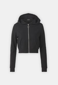 Sudadera negra recortada con mangas largas, cremallera frontal, bolsillos delanteros y capucha con cordón. Hecha de una suave mezcla de algodón.