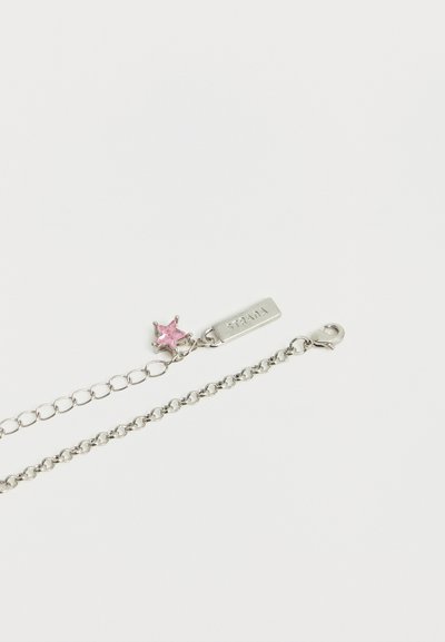 Ασημένιο κολιέ με αλυσίδα και κούμπωμα lobster, ορθογώνια ταμπελάκι με χάραξη "STRANA" και μικρό ροζ διακοσμητικό σε σχήμα αστέρι στην προέκταση της αλυσίδας.