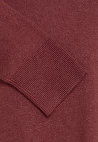 Manteau en maille bourgogne avec une manche présentant un poignet côtelé et une texture lisse, soulignant la chaleur et le confort.