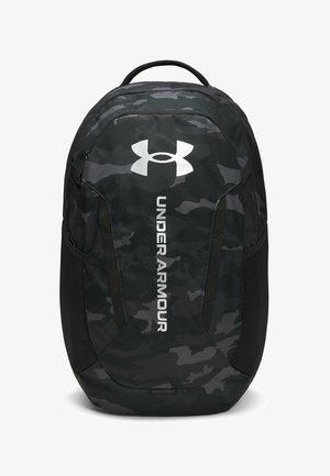 Zwarte camo-rugzak gemaakt van duurzaam materiaal. Heeft een opvallend wit logo, zijvakken van gaas en een handgreep aan de bovenkant voor gemakkelijk dragen.