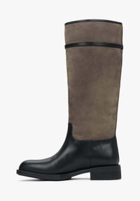 Kozačky po kolena s dolní částí z černé kůže a hladkým šedým semišem nahoře, se černým akcentovaným páskem na vrchu. Rovná podrážka.