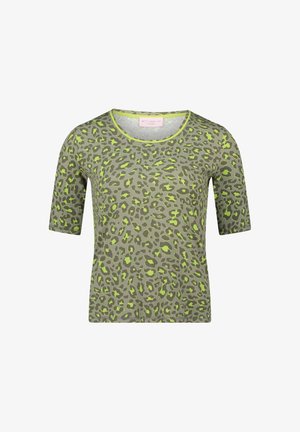 Zielony t-shirt z krótkim rękawem z nadrukiem w panterkę w ciemnozielonym i neonowożółtym kolorze, z okrągłym dekoltem i prążkowaną strukturą.