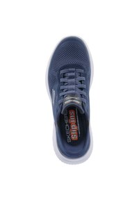 Granatowe buty sportowe z siateczkową cholewką, okrągłym noskiem, białą podeszwą, elastycznymi sznurowadłami oraz wyściełanym kołnierzem dla komfortu. Logo marki na języku.