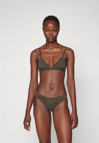 Ciemnooliwkowy bikini wykonane z miękkiego materiału; góra w kształcie trójkąta z cienkimi ramiączkami, a dół ma niski stan.